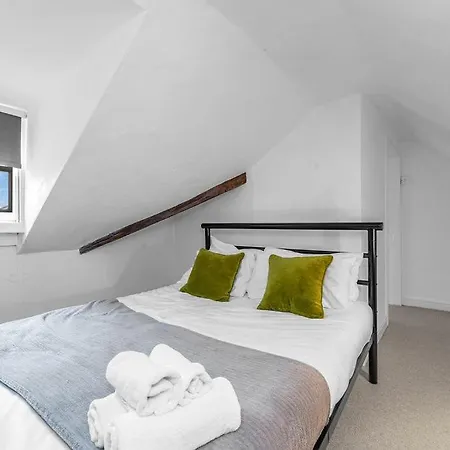 Super Spacious 4 Bed, Sleeps 6 Apartmán *