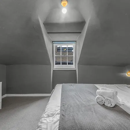 Apartmán Super Spacious 4 Bed, Sleeps 6 *