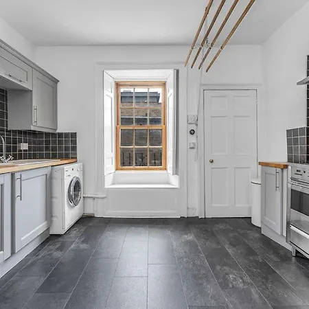 Super Spacious 4 Bed, Sleeps 6 * Edinburg