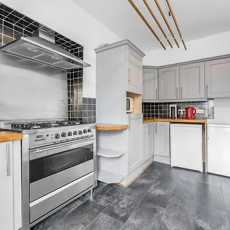 Apartmán Super Spacious 4 Bed, Sleeps 6 *