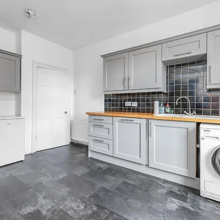 Super Spacious 4 Bed, Sleeps 6 *