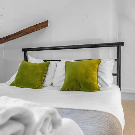 Super Spacious 4 Bed, Sleeps 6 Edinburgh