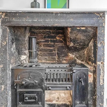 Apartment Super Spacious 4 Bed, Sleeps 6