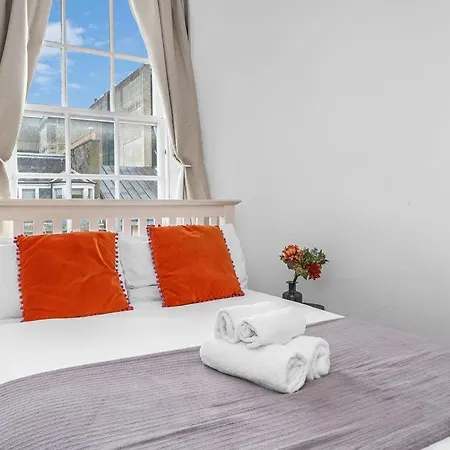Apartmán Super Spacious 4 Bed, Sleeps 6 *