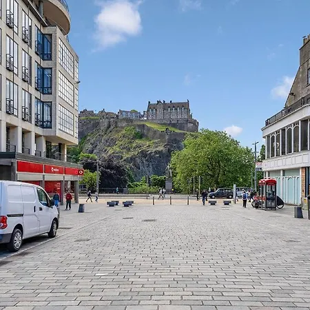 Super Spacious 4 Bed, Sleeps 6 *