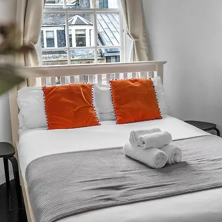 Super Spacious 4 Bed, Sleeps 6 * Edinburgh