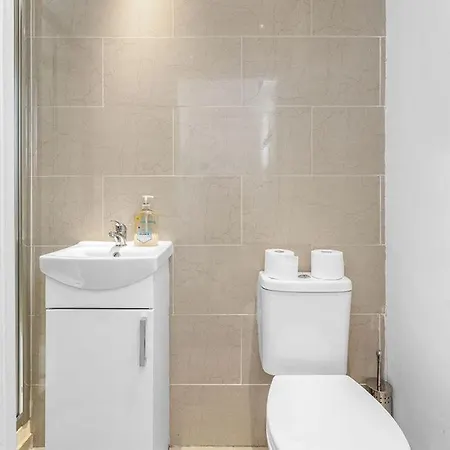 Super Spacious 4 Bed, Sleeps 6 Эдинбург