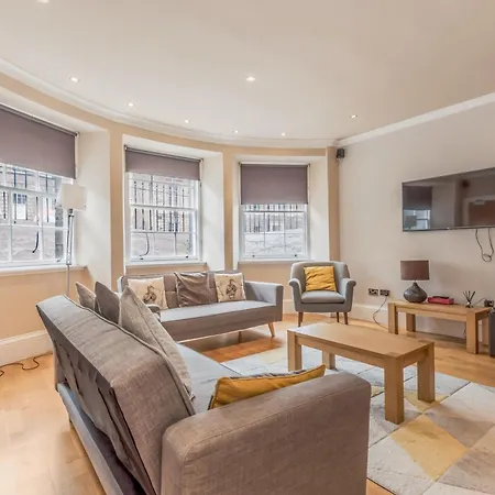 Large 3 Bed 3 Bath - New Town Apartment