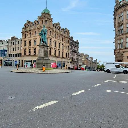 Apartment Large 3 Bed 3 Bath - New Town