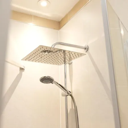 Joivy Chic 2-br Flats Near Castle Edinburgh