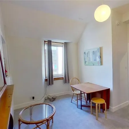 1 Bed Flat Near Castle Apartment *