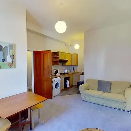1 Bed Flat Near Castle *