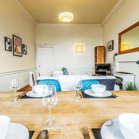 Large Super 3 Bed -princes Street, Parking Apartment *
