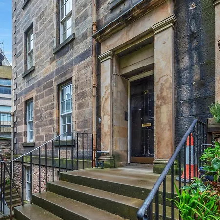 Large Super 3 Bed -princes Street, Parking