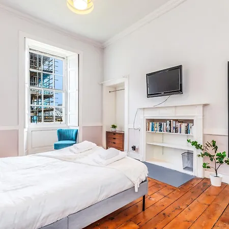 Large Super 3 Bed -princes Street, Parking *