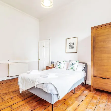 Large Super 3 Bed -princes Street, Parking