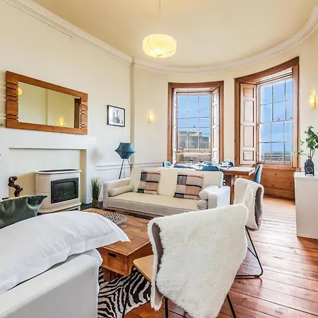 Large Super 3 Bed -princes Street, Parking Edinburg