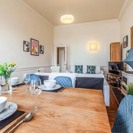 Large Super 3 Bed -princes Street, Parking * Edinburg