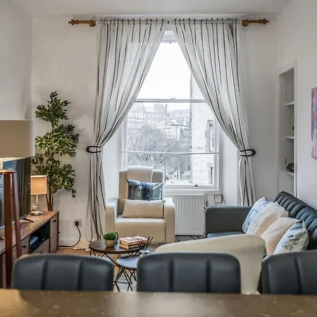 Cozy 2 Bed With Great View - Parking * Edinburgh