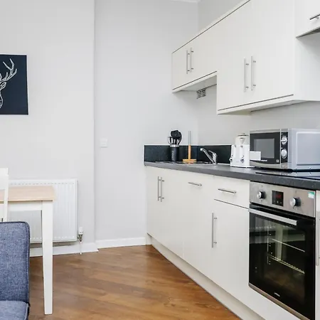 Centrally Located Spacious 2 Bedrooms *