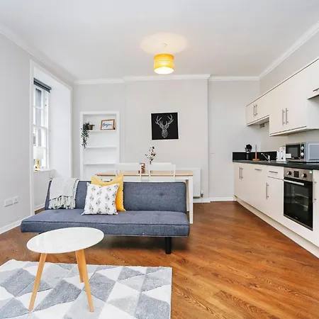 Lejlighed Centrally Located Spacious 2 Bedrooms