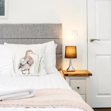 Centrally Located Spacious 2 Bedrooms Apartamento