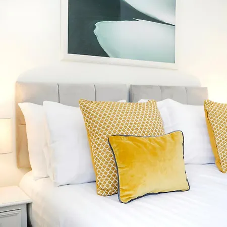 Centrally Located Spacious 2 Bedrooms Lejlighed *
