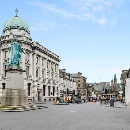 Centrally Located Spacious 2 Bedrooms Apartment
