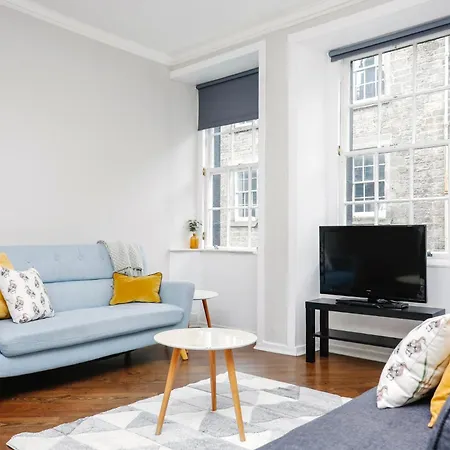Centrally Located Spacious 2 Bedrooms Lejlighed *