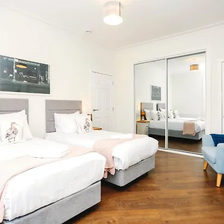 Apartment Centrally Located Spacious 2 Bedrooms