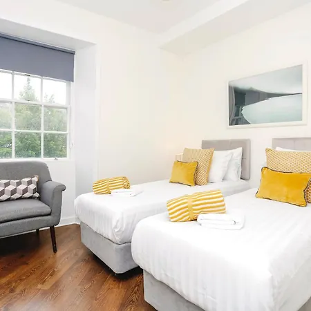 Centrally Located Spacious 2 Bedrooms Apartment Edinburgh