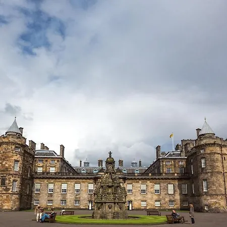 Stylish With Private Roof Terrace Edinburg