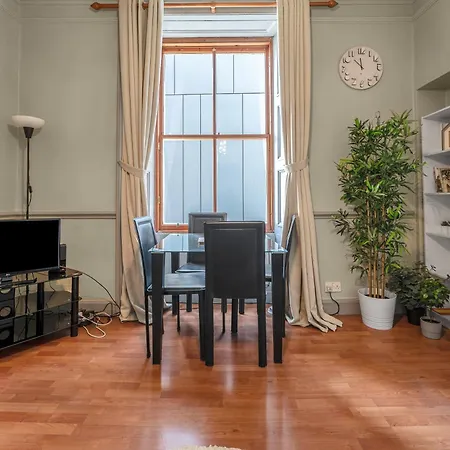 Central, Cozy 2br-1ba-haymarket - With Parking Apartamento