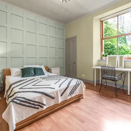 Apartment Central, Cozy 2br-1ba-haymarket - With Parking Edinburgh