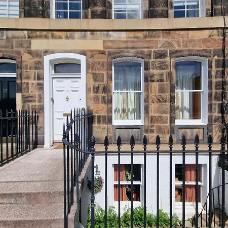 Gardner's Crescent Apartment *