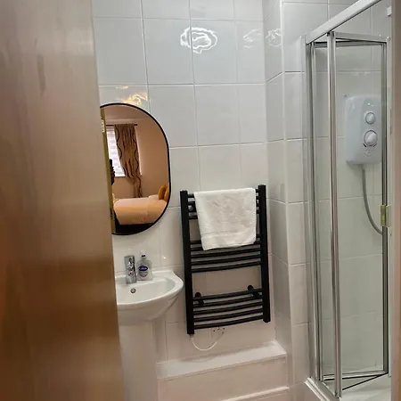 Quiet 2 Bedrooms And 2 Bathrooms With Free Parking *