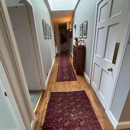 Stunning 2-bedroom Georgian Flat, Centre Lejlighed *