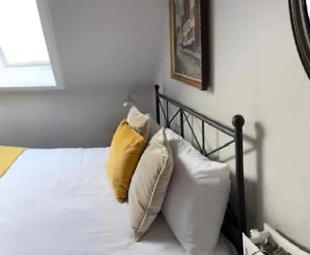 Stunning 2-bedroom Georgian Flat, Centre *