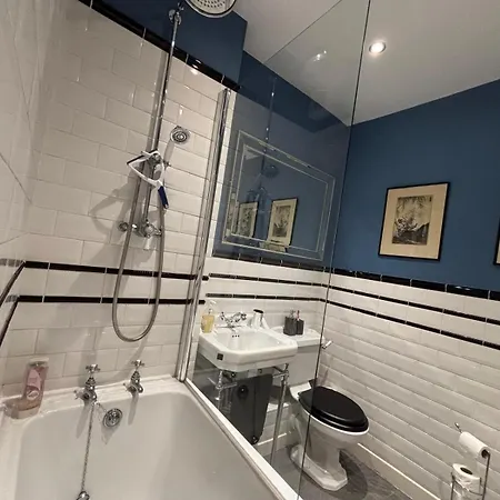 Stunning 2-bedroom Georgian Flat, Centre アパート