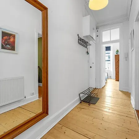 Gorgeous Centre Pad, 2 Bedrooms *