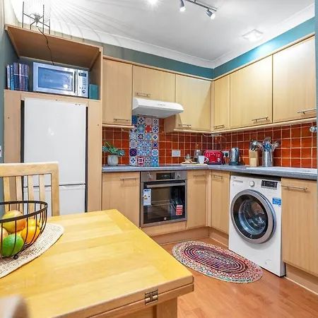 Gorgeous Centre Pad, 2 Bedrooms *