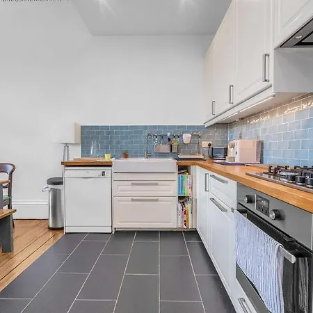 Апартаменты Bright And Spacious Flat Overlooking The Meadows Эдинбург