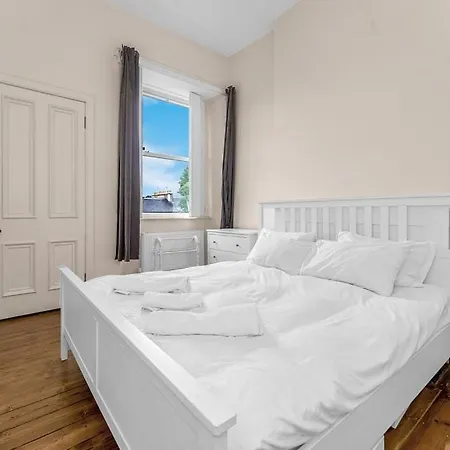 Bright And Spacious Flat Overlooking The Meadows Апартаменты Эдинбург