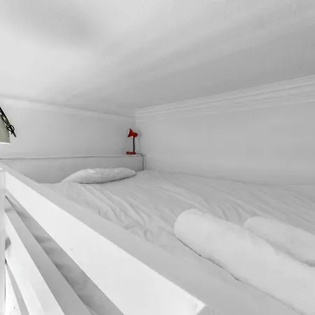 Bright And Spacious Flat Overlooking The Meadows Apartment