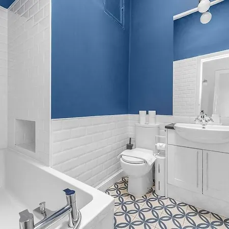 Апартаменты Bright And Spacious Flat Overlooking The Meadows *