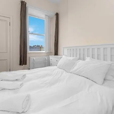 Bright And Spacious Flat Overlooking The Meadows Эдинбург