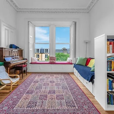 Bright And Spacious Flat Overlooking The Meadows * Edinburgh