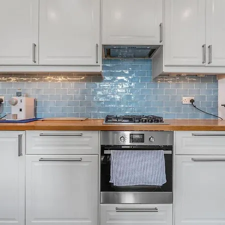 Bright And Spacious Flat Overlooking The Meadows