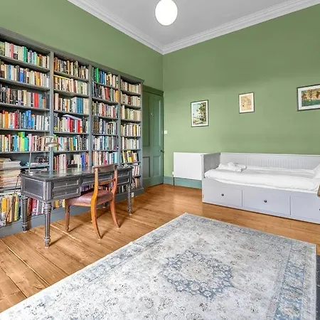 Bright And Spacious Flat Overlooking The Meadows *