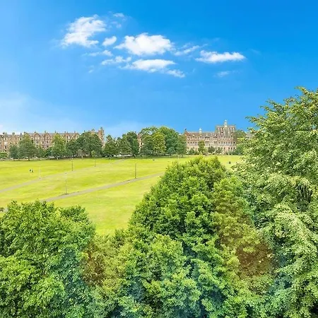 Bright And Spacious Flat Overlooking The Meadows Edinburgh